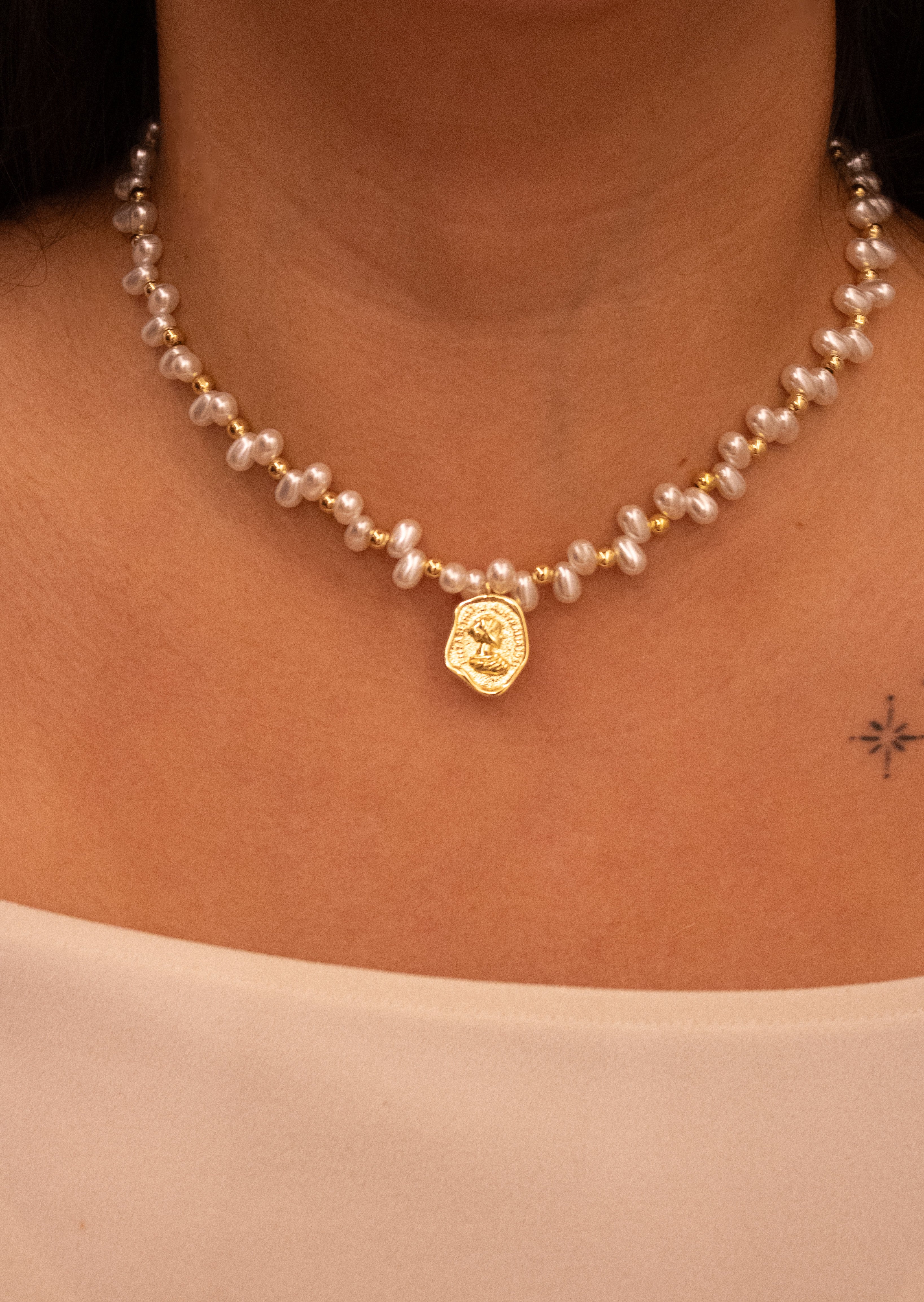 Collar Pearl Medallion
