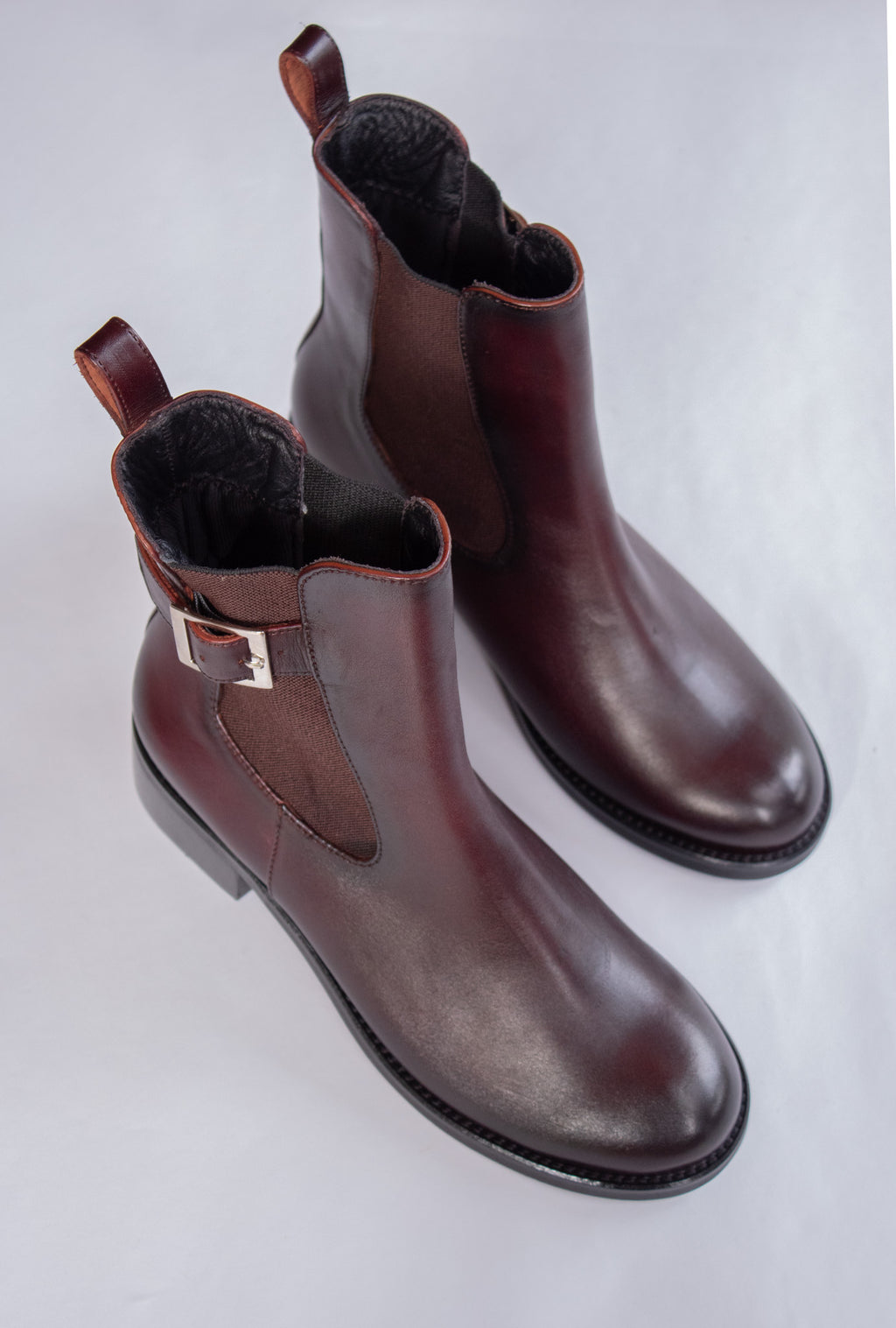 Botín tacón bajo hebilla