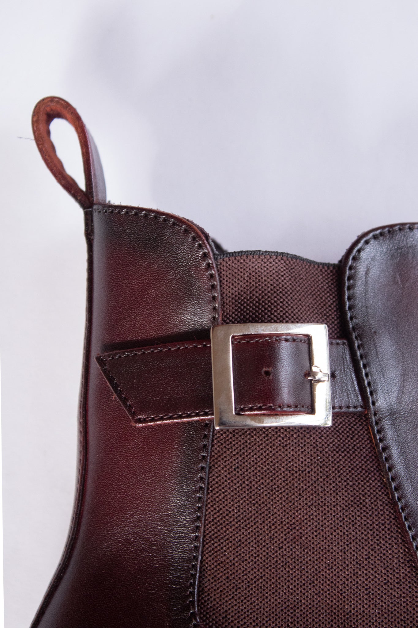 Botín tacón bajo hebilla