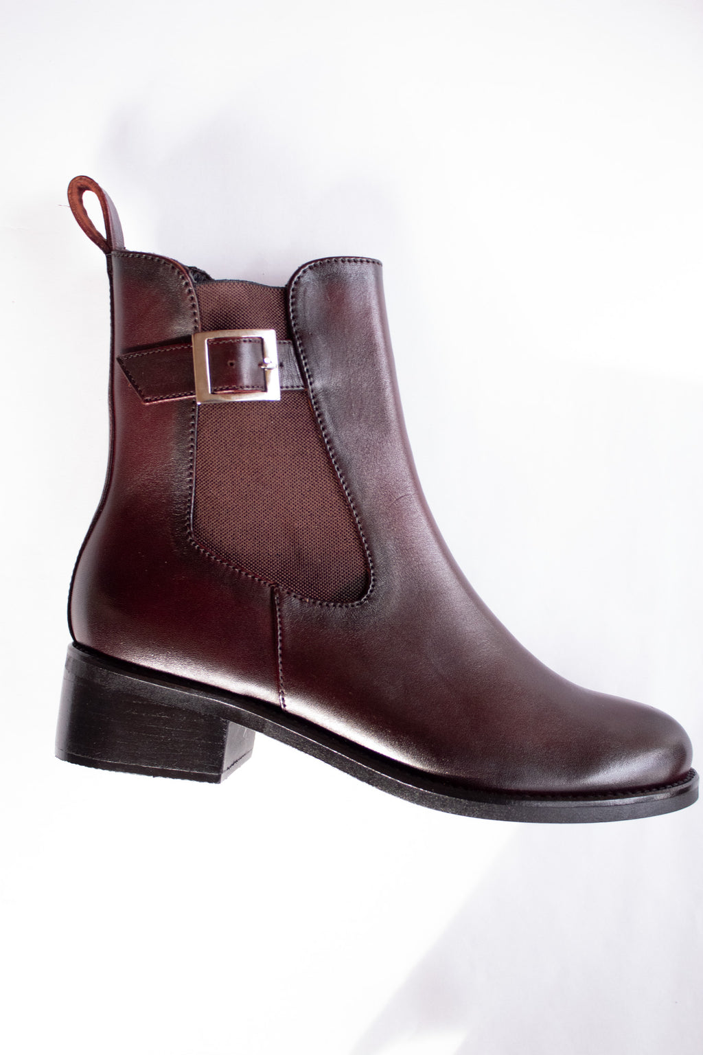 Botín tacón bajo hebilla