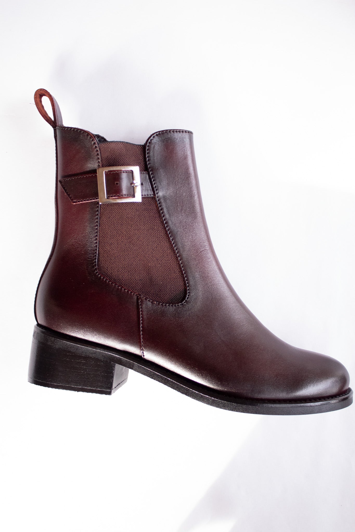 Botín tacón bajo hebilla