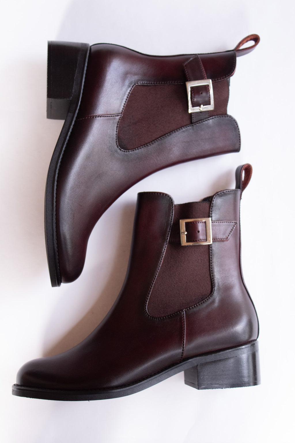 Botín tacón bajo hebilla