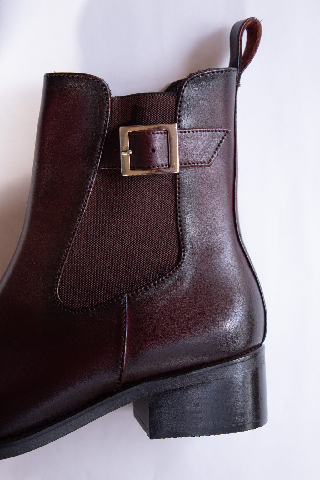 Botín tacón bajo hebilla