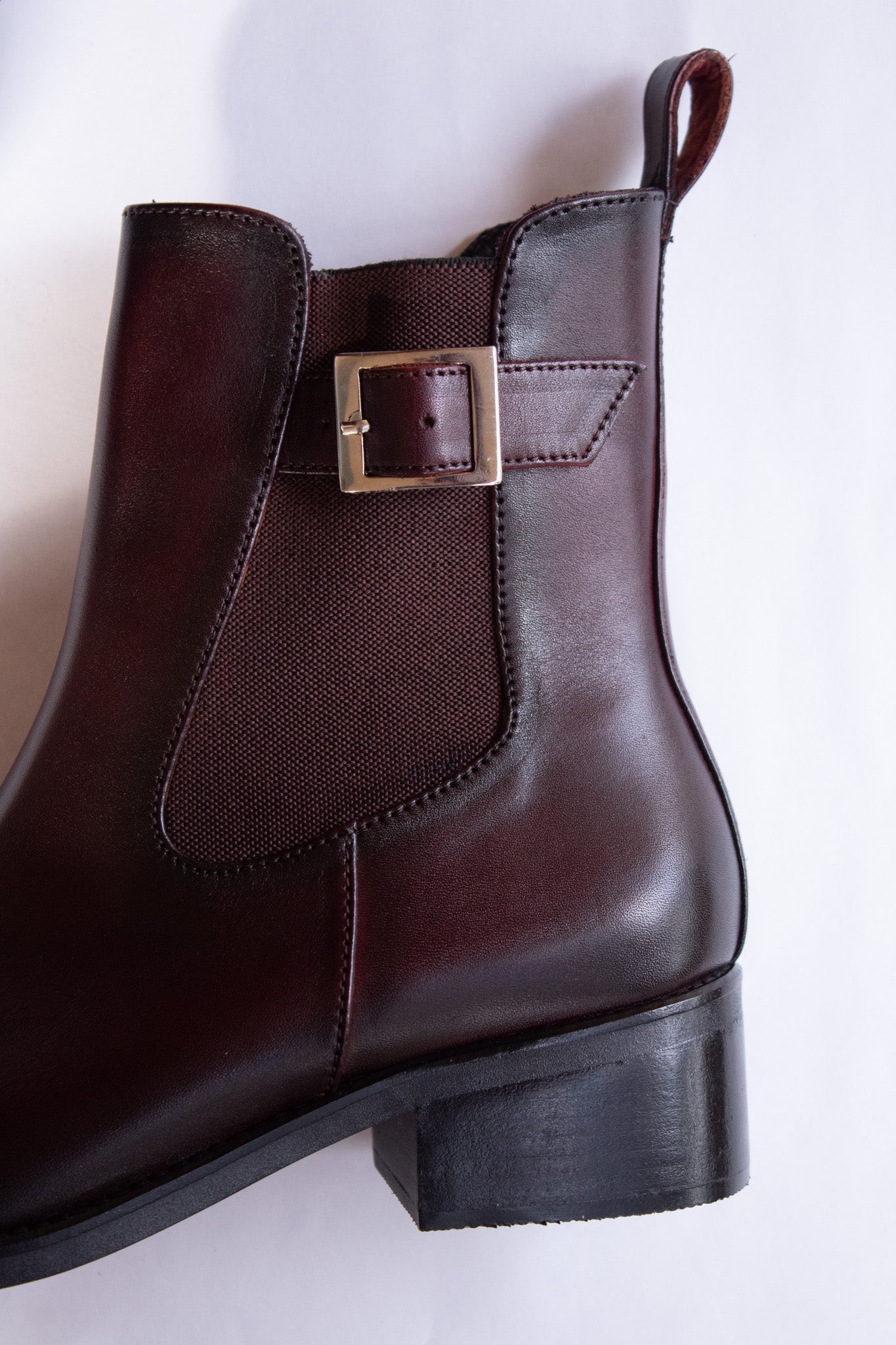 Botín tacón bajo hebilla