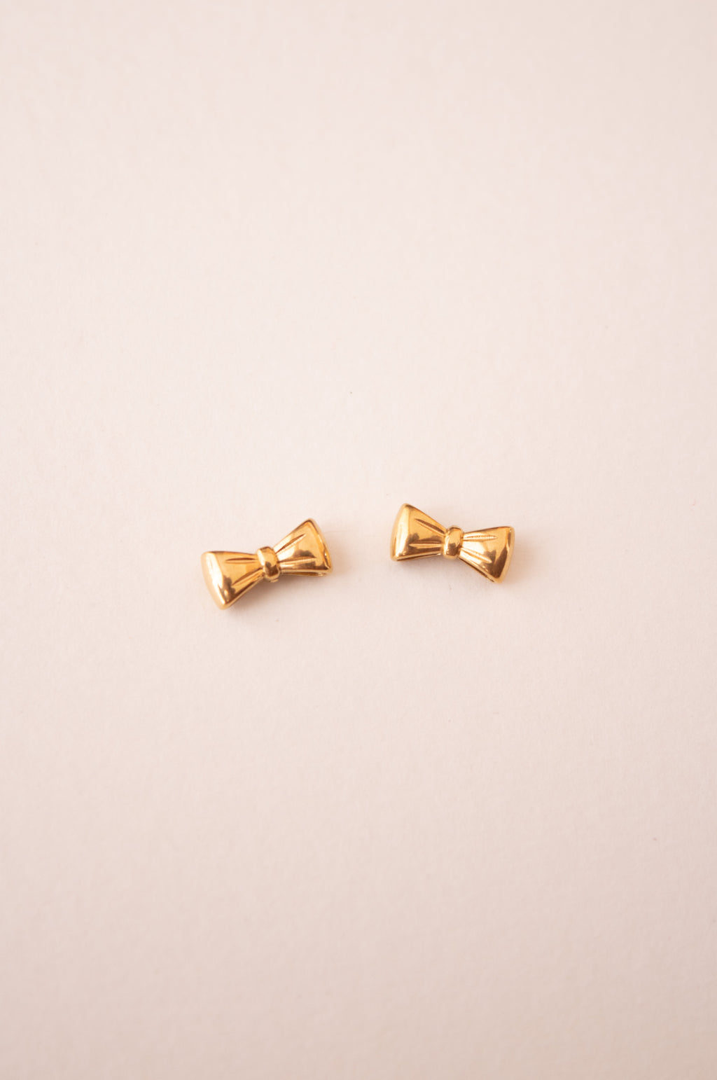 Aretes Bow Studs Dorados