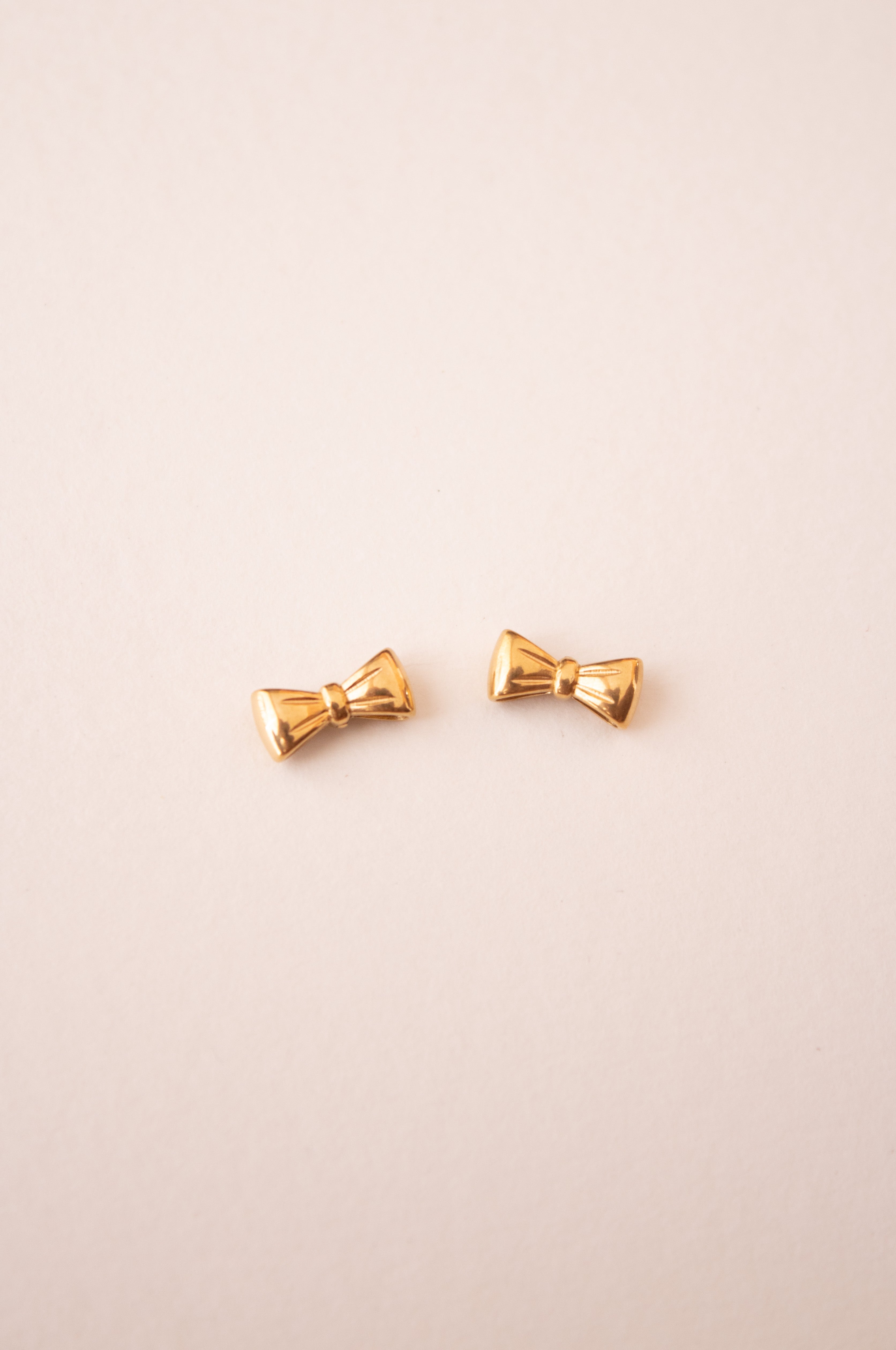 Aretes Bow Studs Dorados